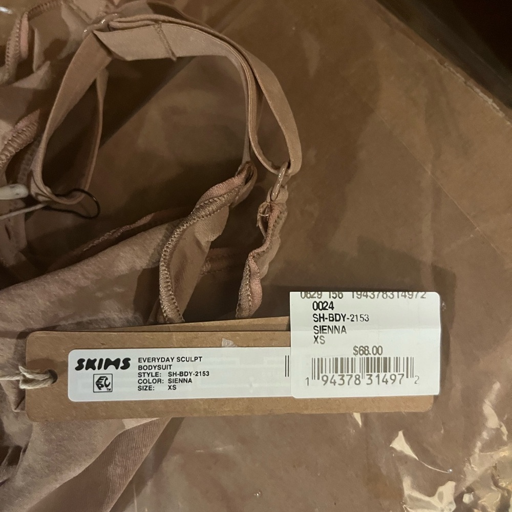NEW WITH TAGS! 🤍 SKIMS Everyday Sculpt Bodysuit SIENNA - Picture 4 of 5